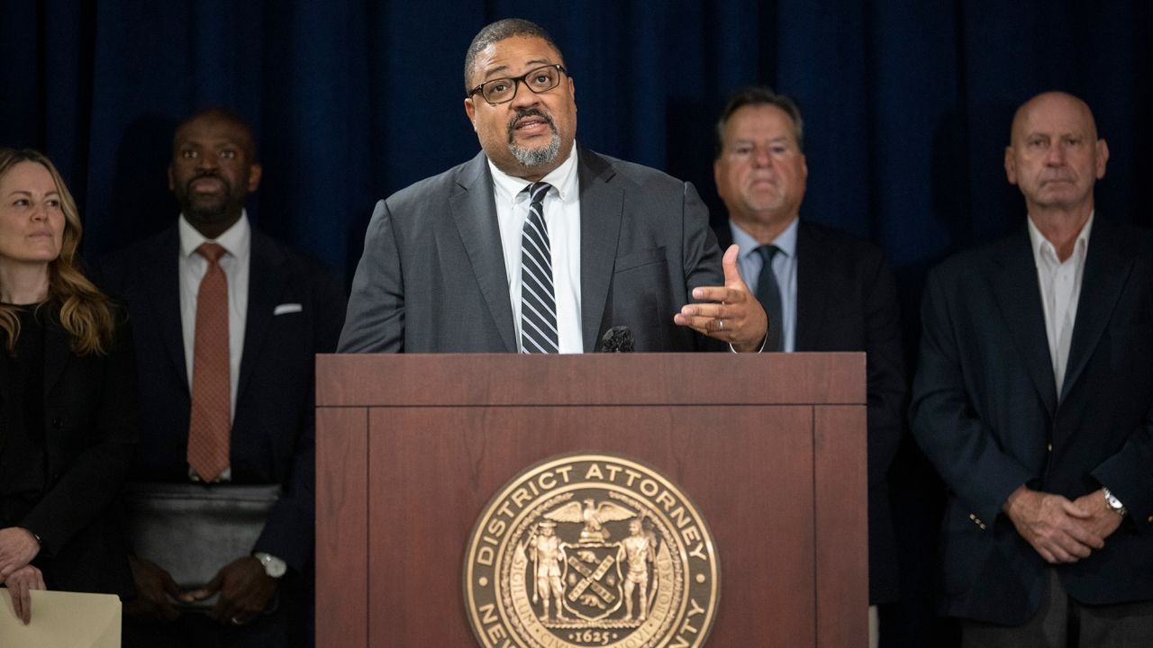 ong trump bi truy to anh 3