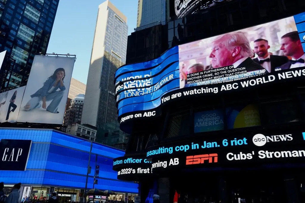 ong trump bi truy to anh 2