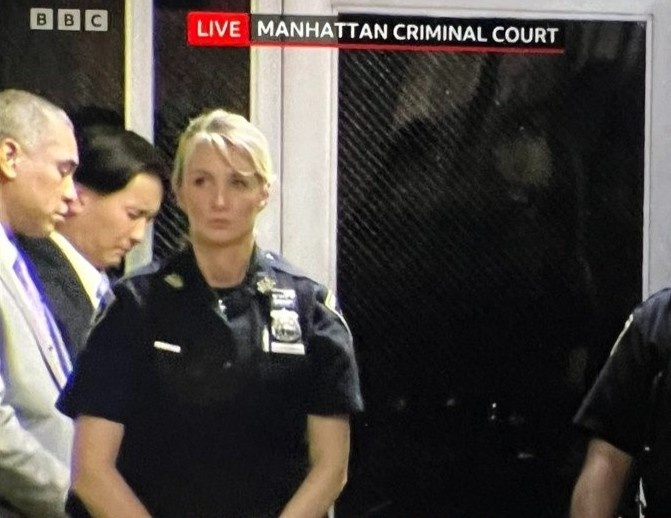 Su chu y do don vao nu canh sat dung gac tai phien toa cua ong Trump hinh anh