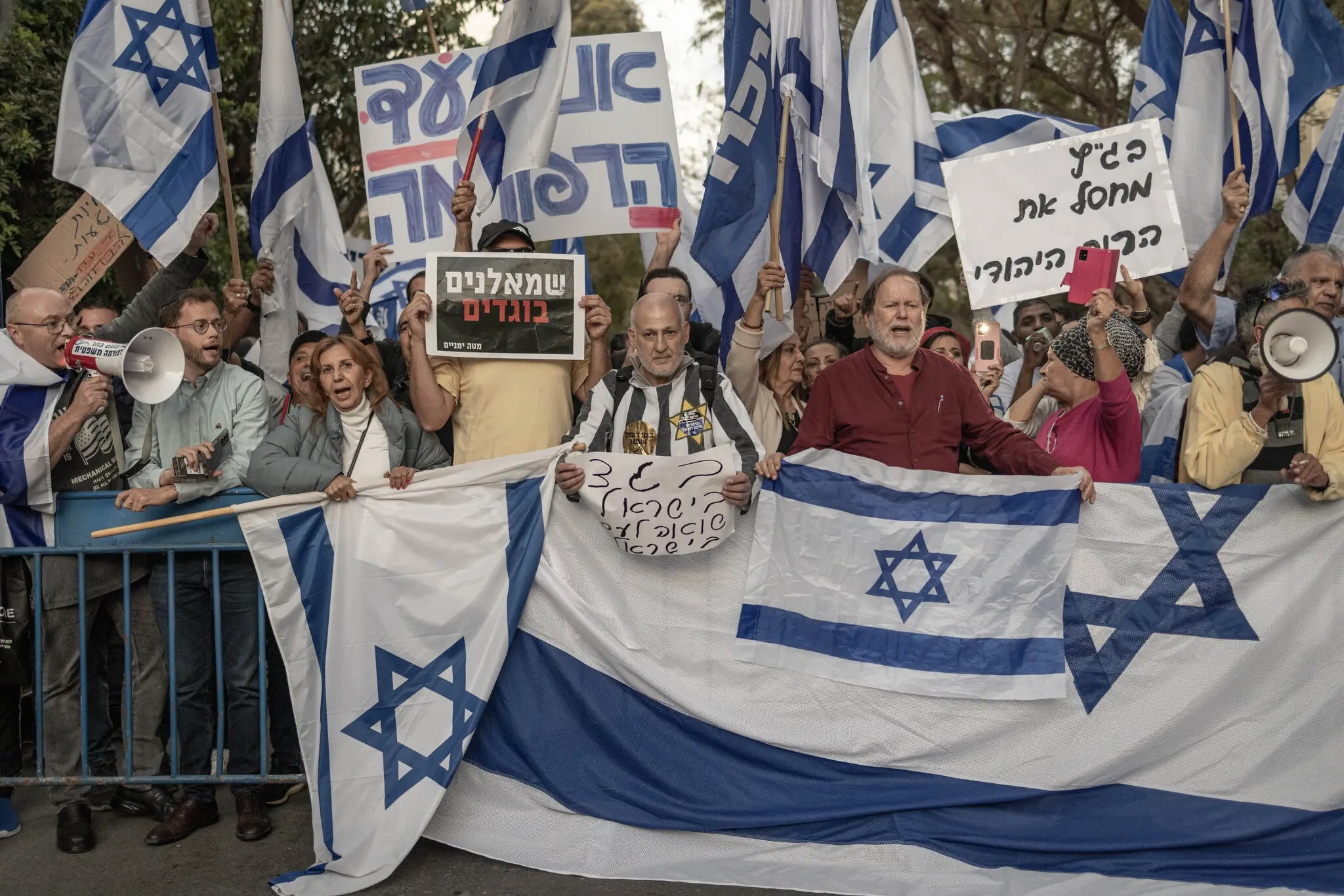 Vi sao dam dong vay quanh nha quan chuc Israel da nghi huu 17 nam hinh anh