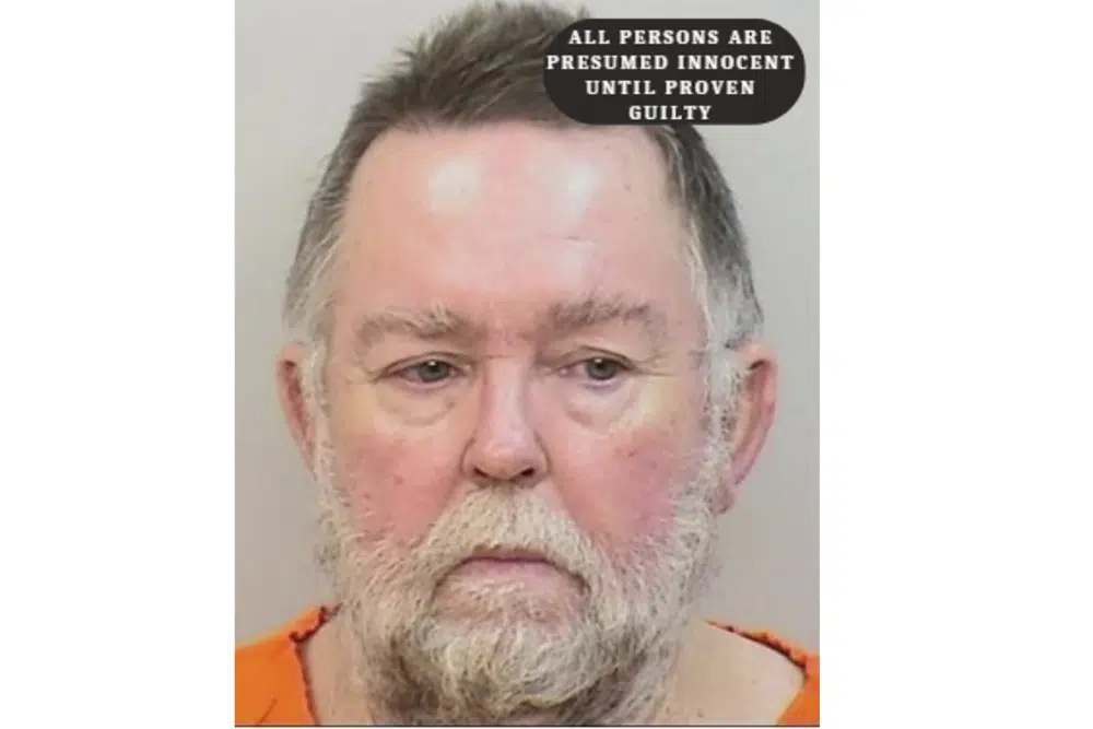 Nguoi dan ong My ban vao dau be gai choi tron tim hinh anh