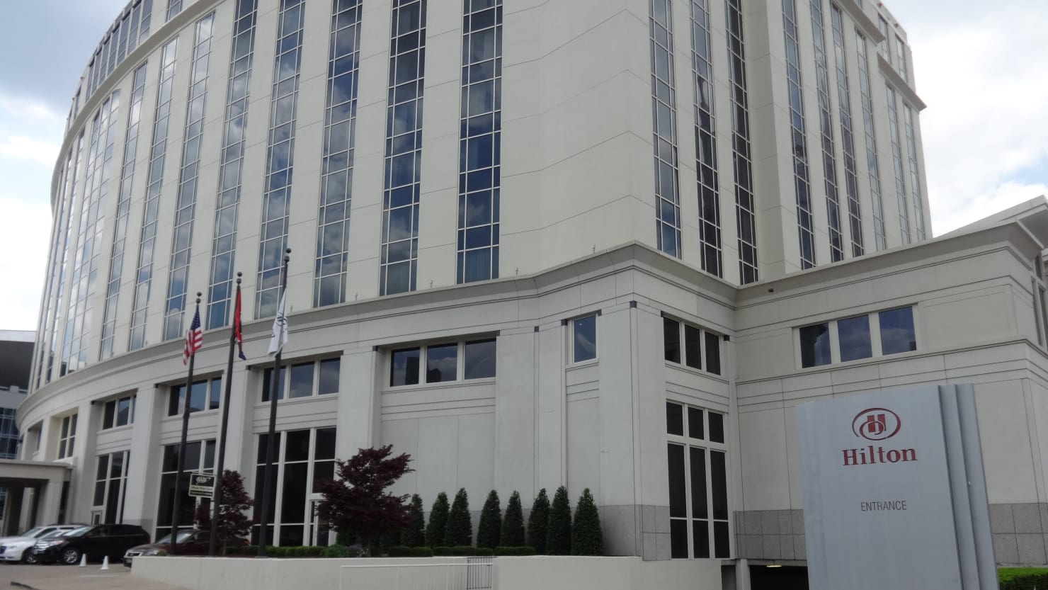 Quan ly khach san len vao phong vi khach dang ngu trong dem hinh anh