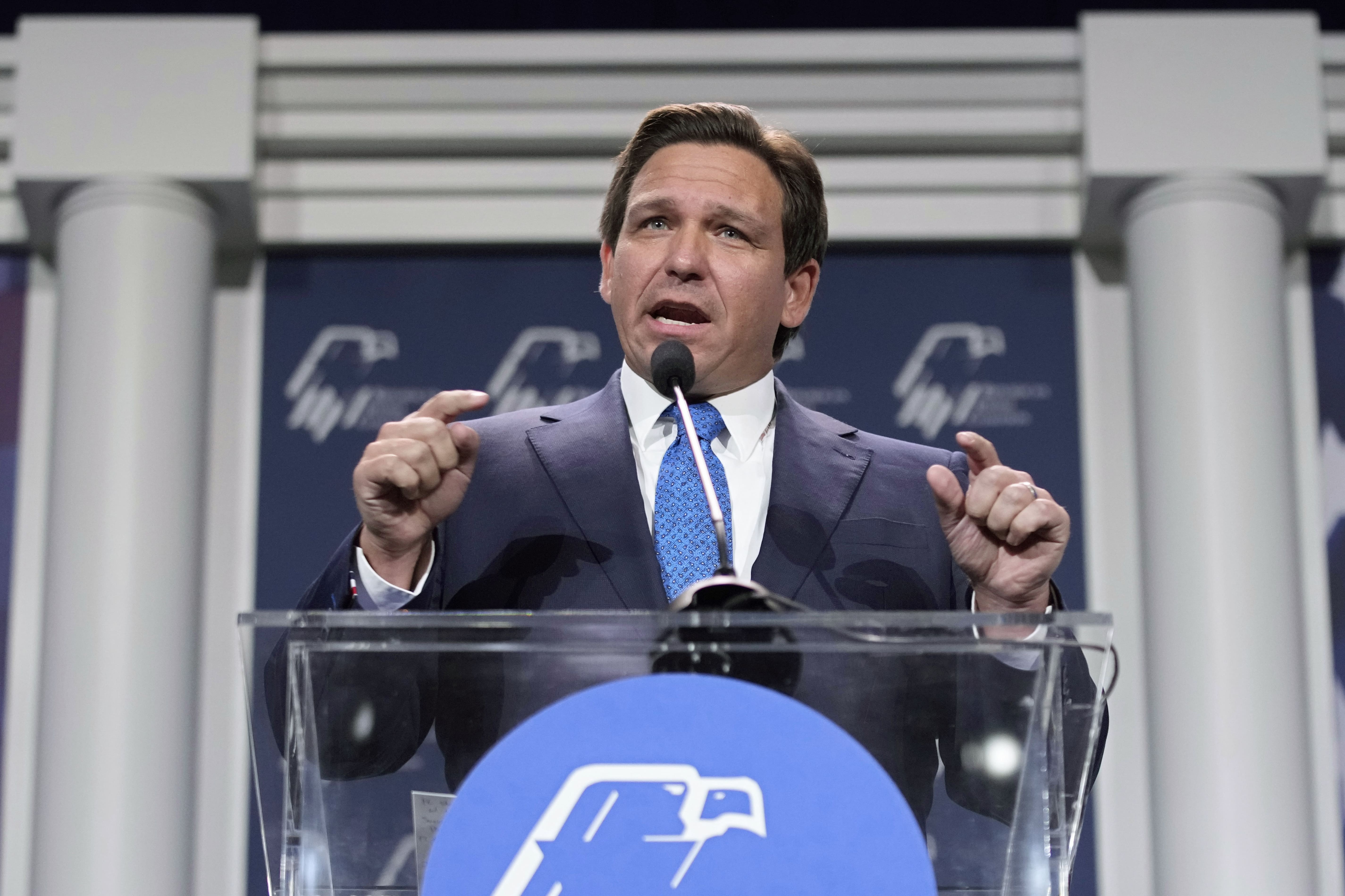 Ong DeSantis ky du luat cam cong dan Trung Quoc mua dat o Florida hinh anh