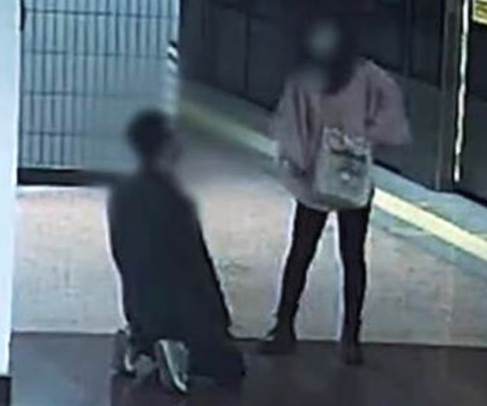 Nguoi dan ong Trung Quoc quy goi xin tha vi quay roi tinh duc tren tau hinh anh