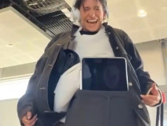 Mac 5,5 kg quan ao len may bay de tron phi hanh ly hinh anh