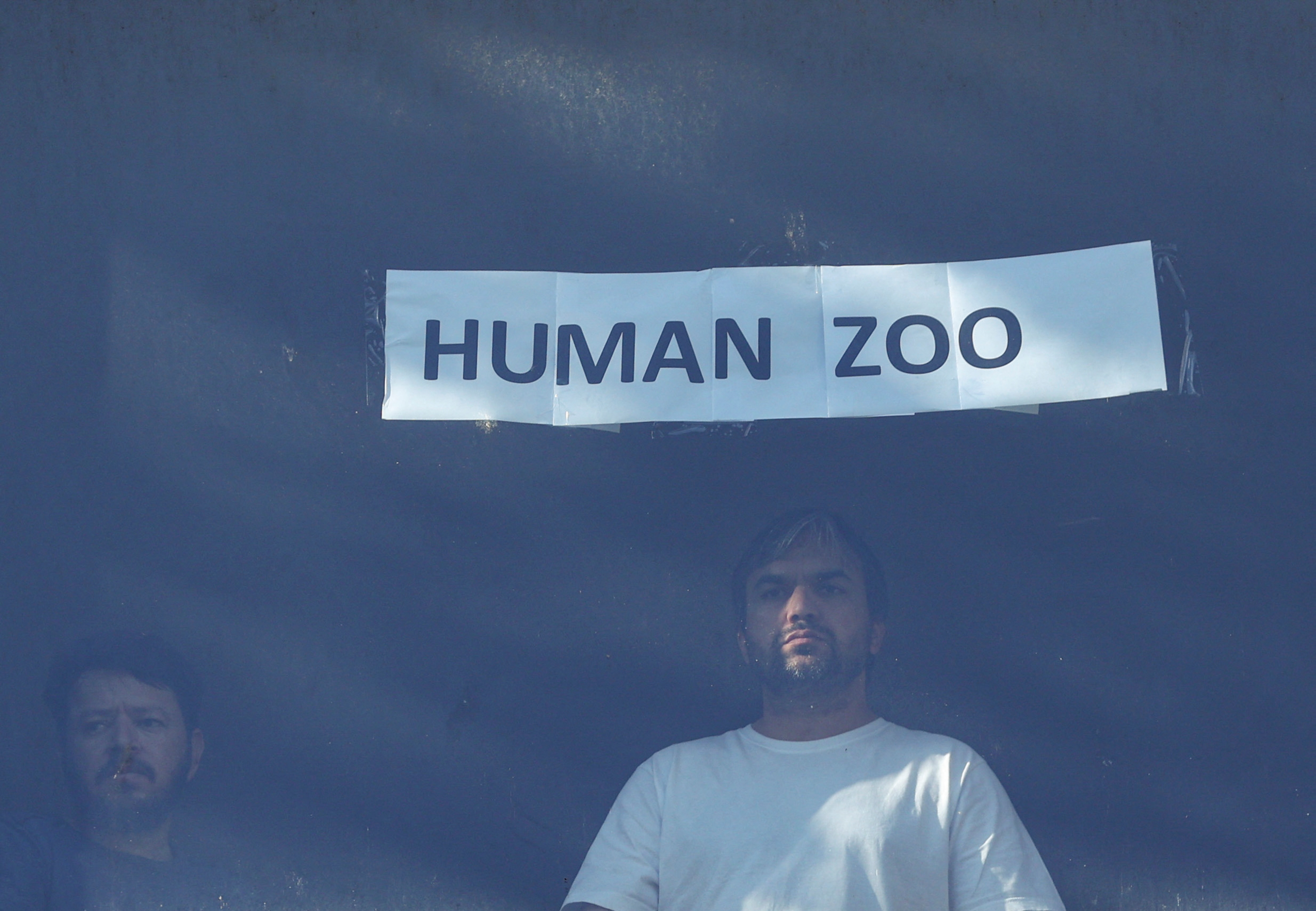 Nhung nguoi o lai sau khi Djokovic roi trung tam giam giu hinh anh