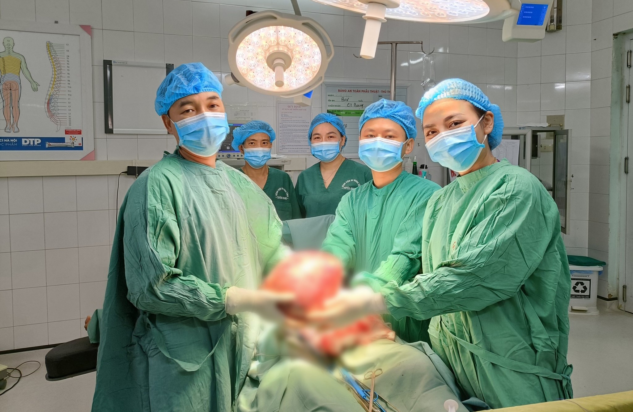 Benh nhan co khoi u tinh hoan nang den 4 kg hinh anh