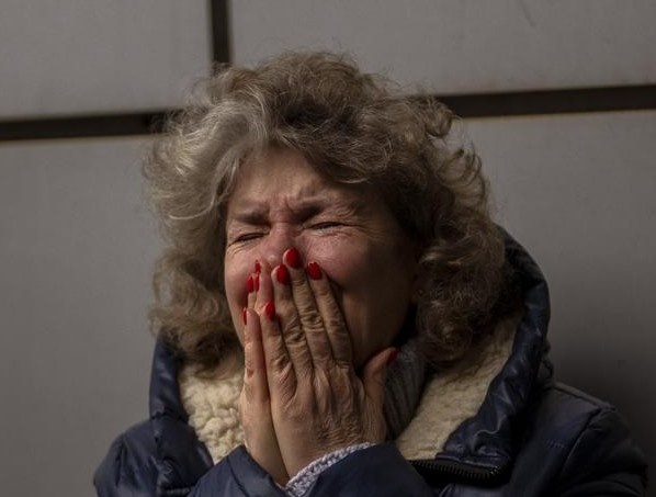 Nguoi phu nu bat khoc o nha ga Kyiv hinh anh