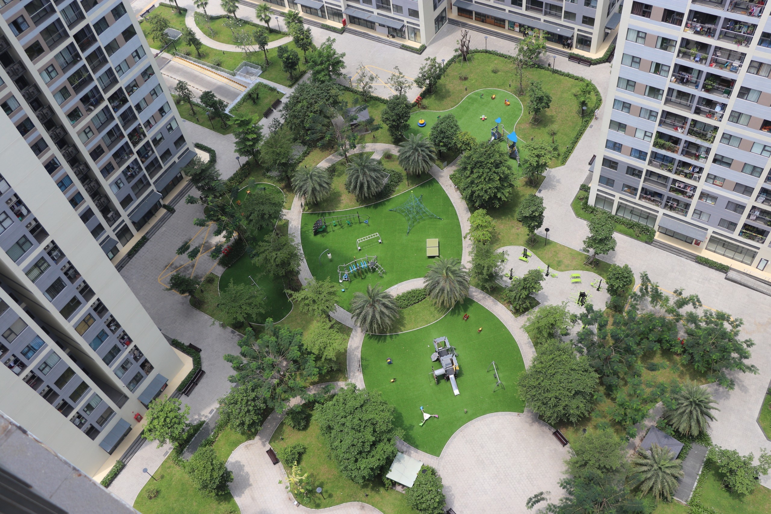 'Chung cu day rac roi, tai sao toi van thich song?' hinh anh