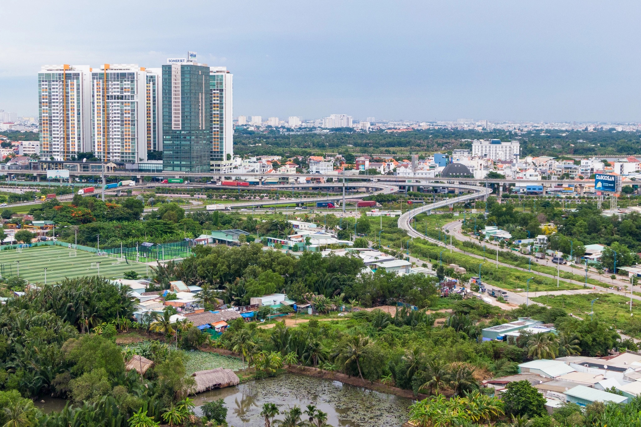 Chung cu noi thanh hay nha dat ngoai thanh? hinh anh