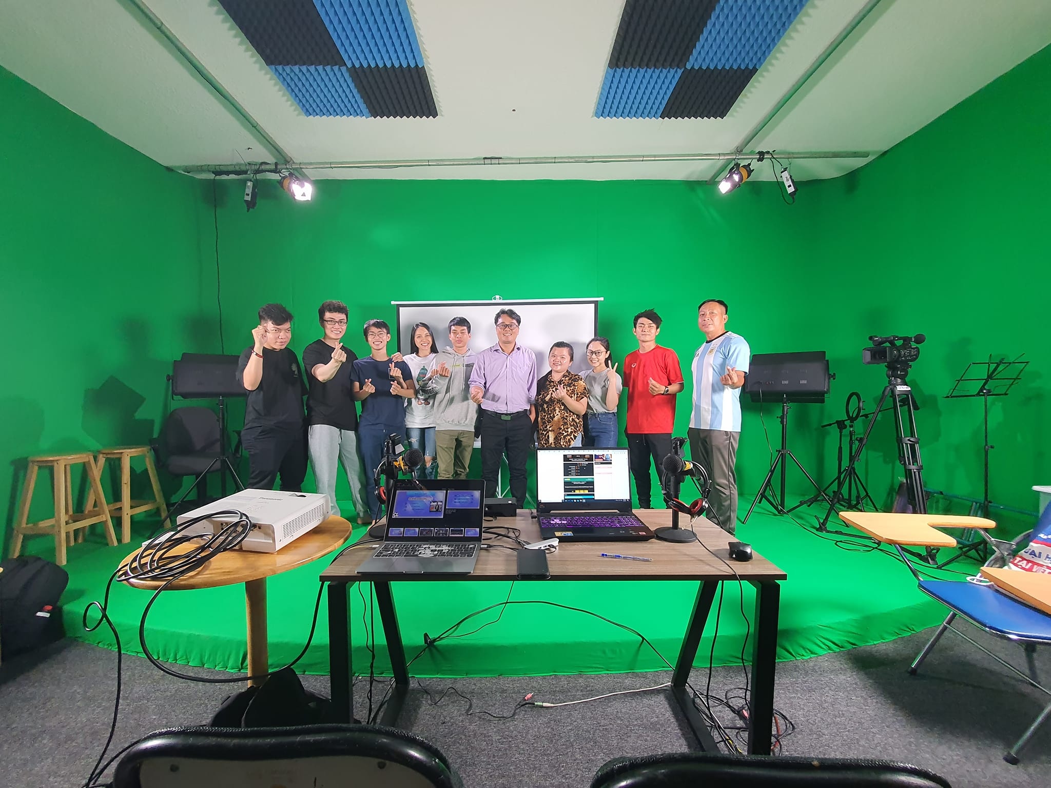 binh luan vien bong da anh 1