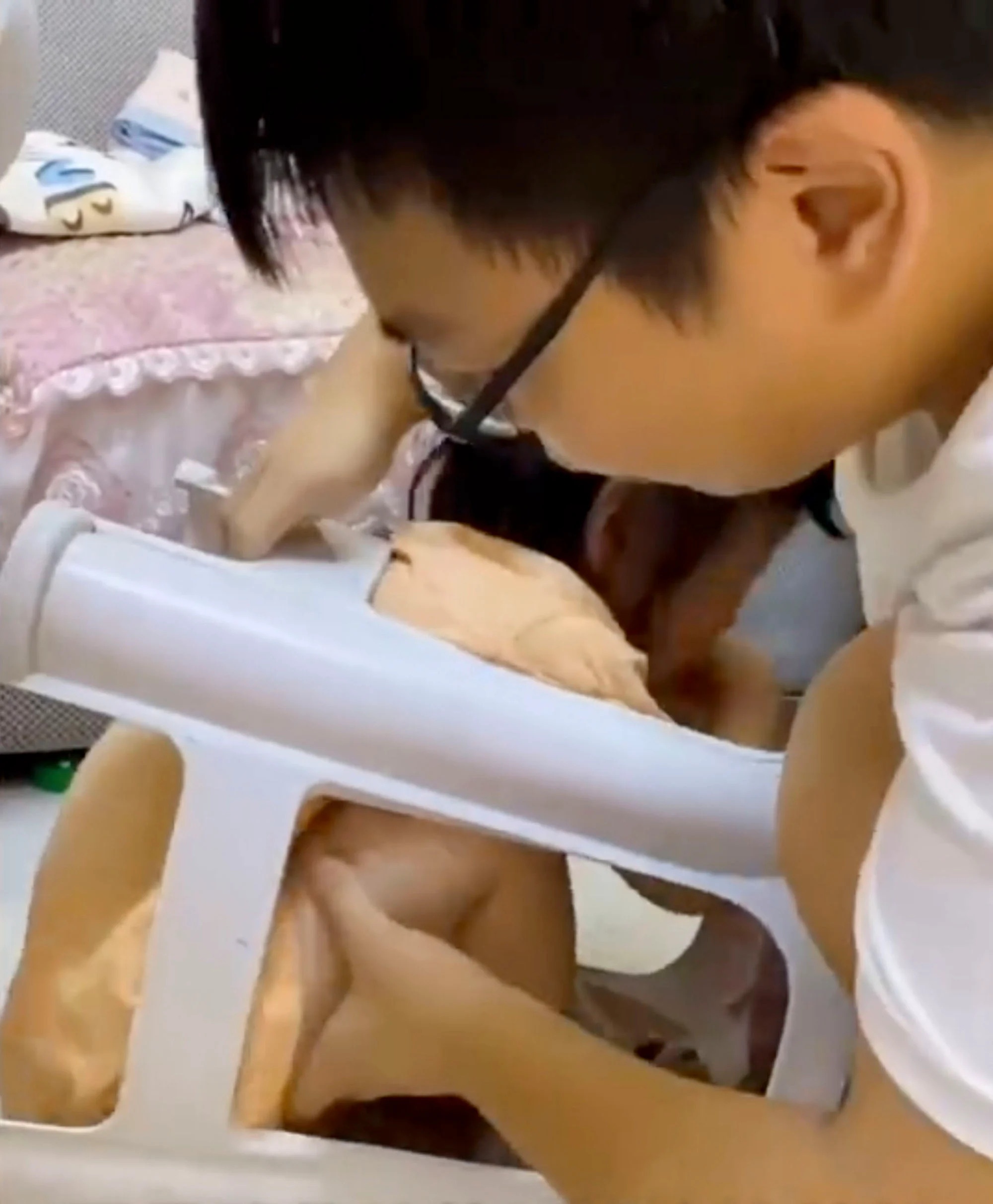 be khoc vi giong bo anh 2