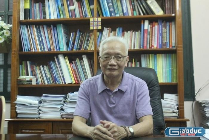 Hieu truong can giai quyet van de nha ve sinh truong hoc hinh anh