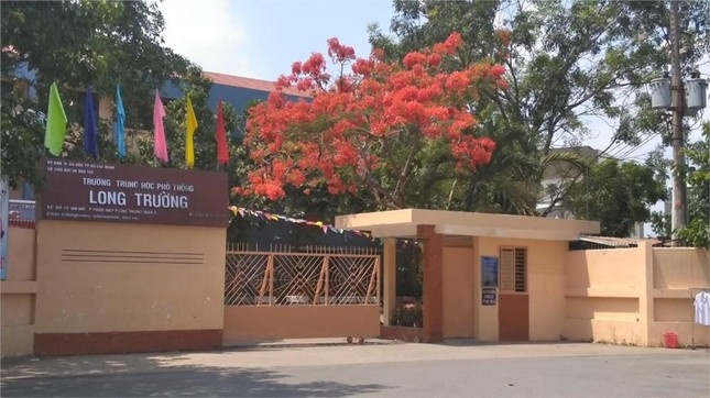 Nu sinh goi nguoi xong vao truong danh ban hinh anh