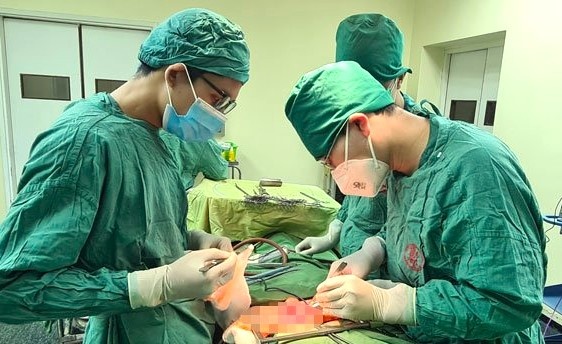 Dang khoe manh, nguoi dan ong bat ngo phat hien co khoi u gan hinh anh