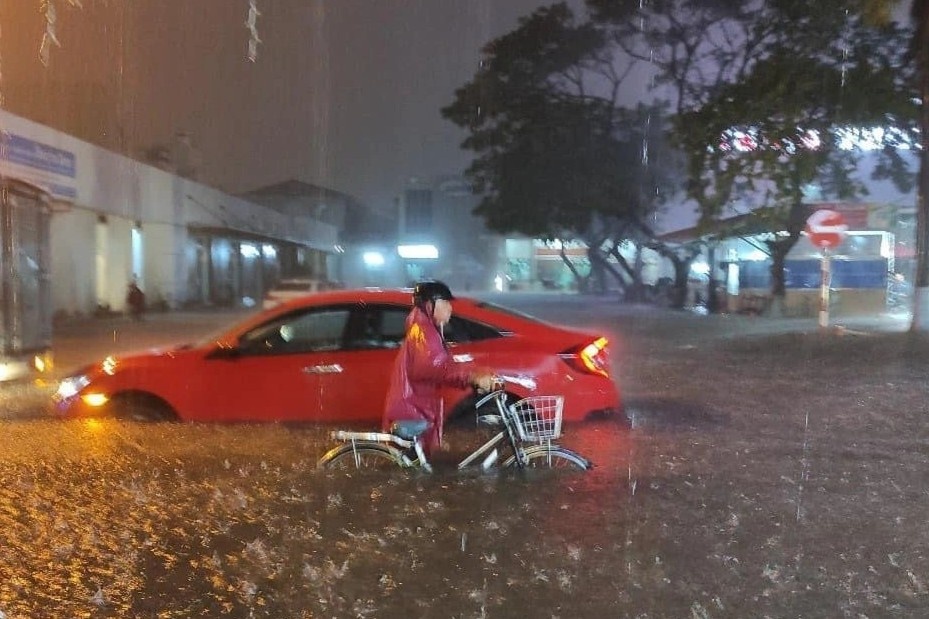 Da Nang, Hue cho hoc sinh nghi hoc do mua lu hinh anh