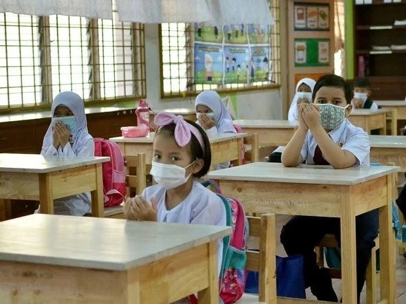 Giao vien bi doa cho thoi viec vi phan nan ve sach giao khoa hinh anh