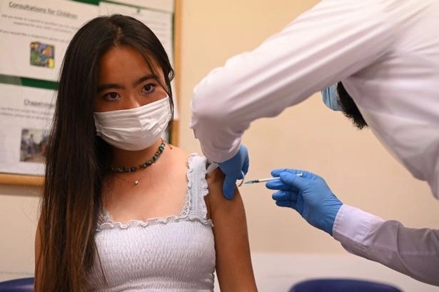 Sinh vien tiem vaccine Covid-19, truong moi duoc diem thi dua? hinh anh