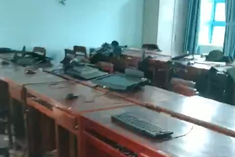 Nhom hoc sinh cap 2 len vao truong cap 1 dap pha thiet bi day hoc hinh anh