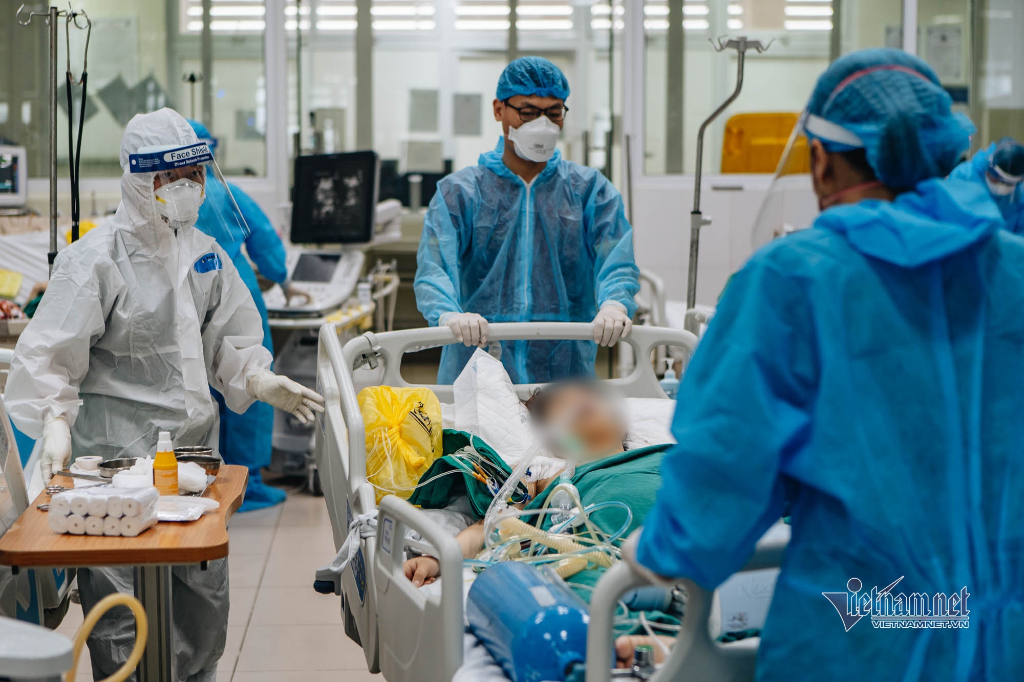 Ba ung vien vaccine anh 1