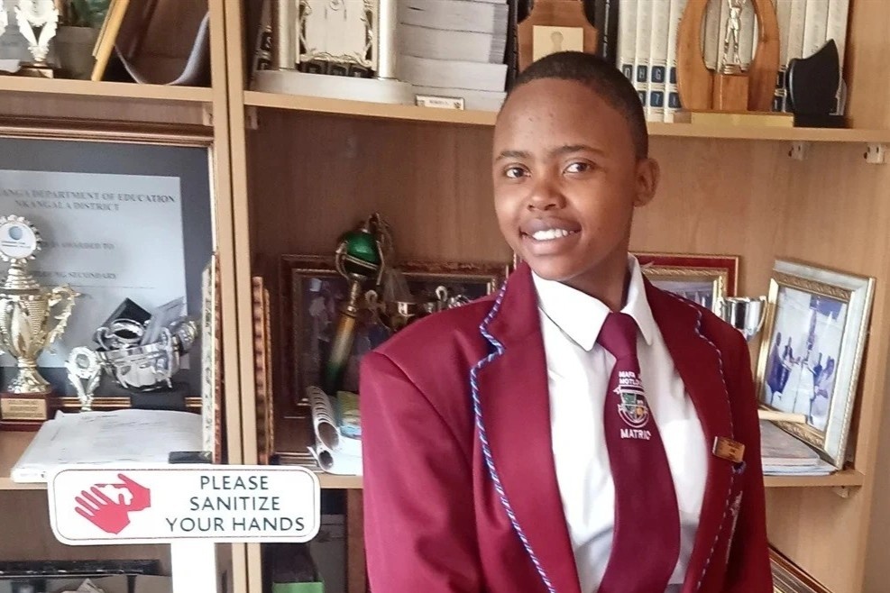 Nu sinh lop 12 di bo 32 km moi ngay de den truong hinh anh