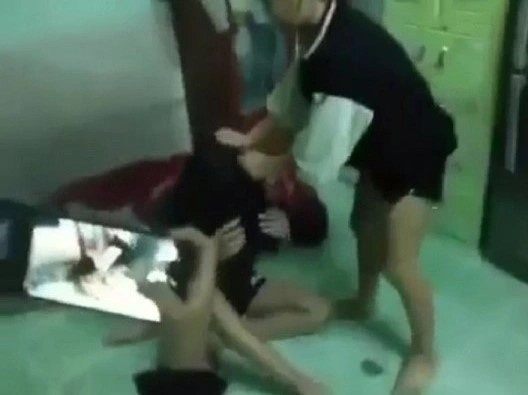 Nu sinh lop 8 o Binh Dinh bi tum toc, hanh hung trong phong tro hinh anh