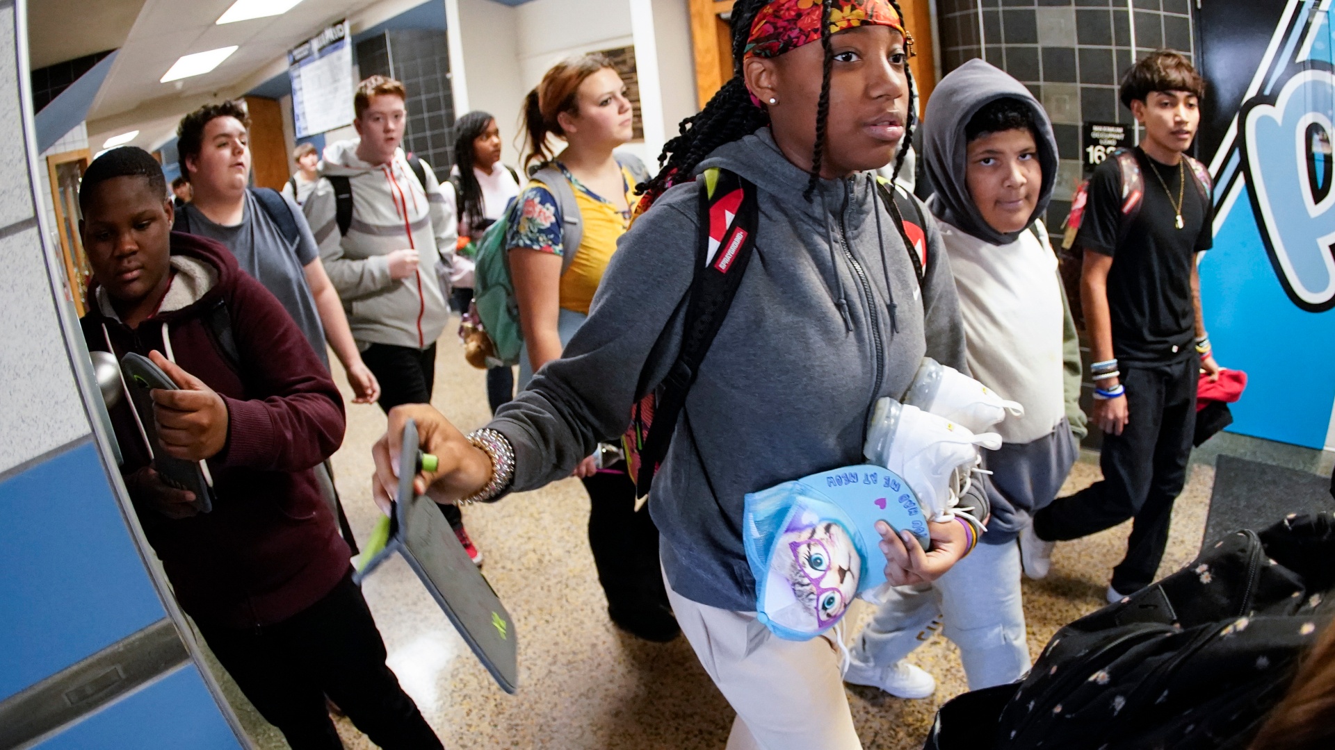 dien thoai trong truong hoc anh 2