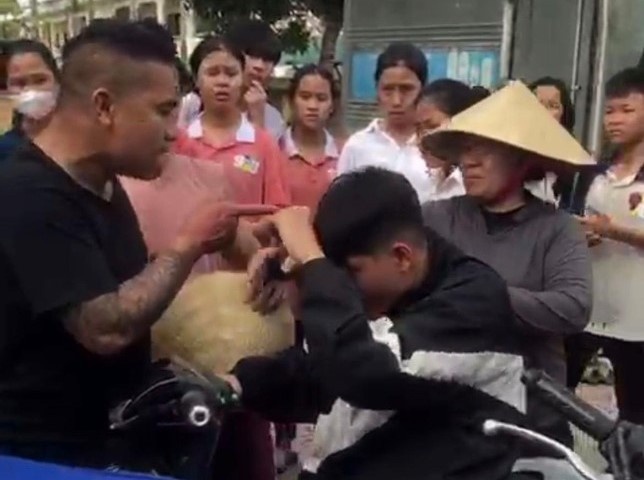 Nguoi dan ong dam lien tiep vao mat nam sinh lop 7 truoc cong truong hinh anh