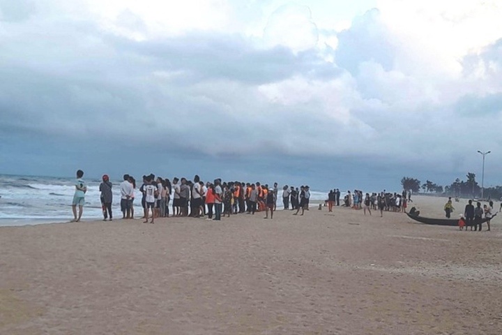 Sinh vien bao chi o Ha Noi bi song cuon mat tich khi di thuc te o Hue hinh anh