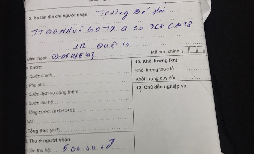 Giam doc trung tam giao duc nhan duoc goi hang la cuc gach, ong tay ao hinh anh