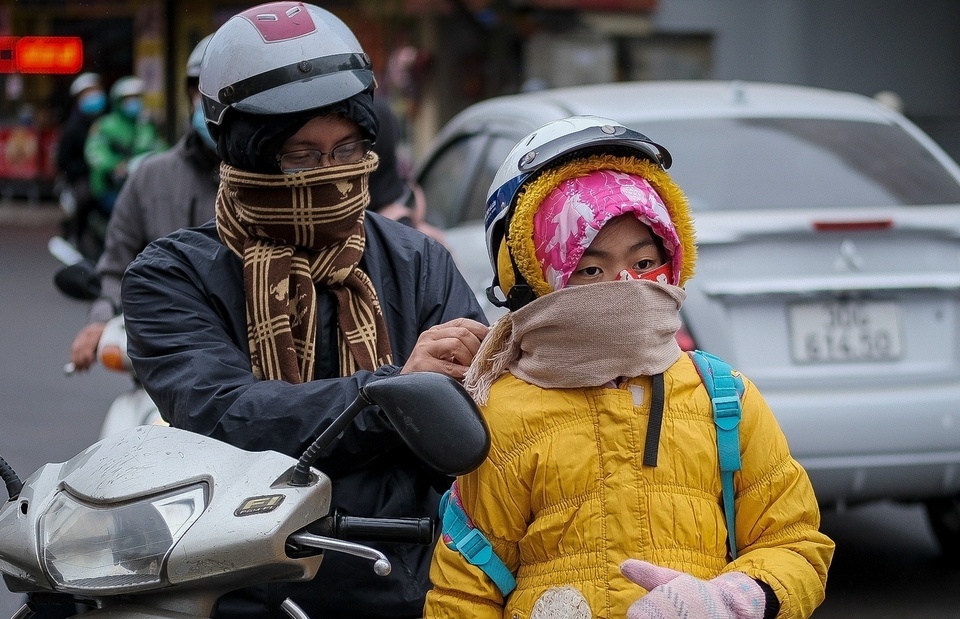 Noi lo con om, bo me dau ngay lanh ve hinh anh