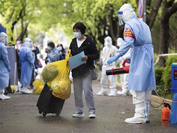 Sinh vien Trung Quoc lac quan du dich benh van cang thang hinh anh