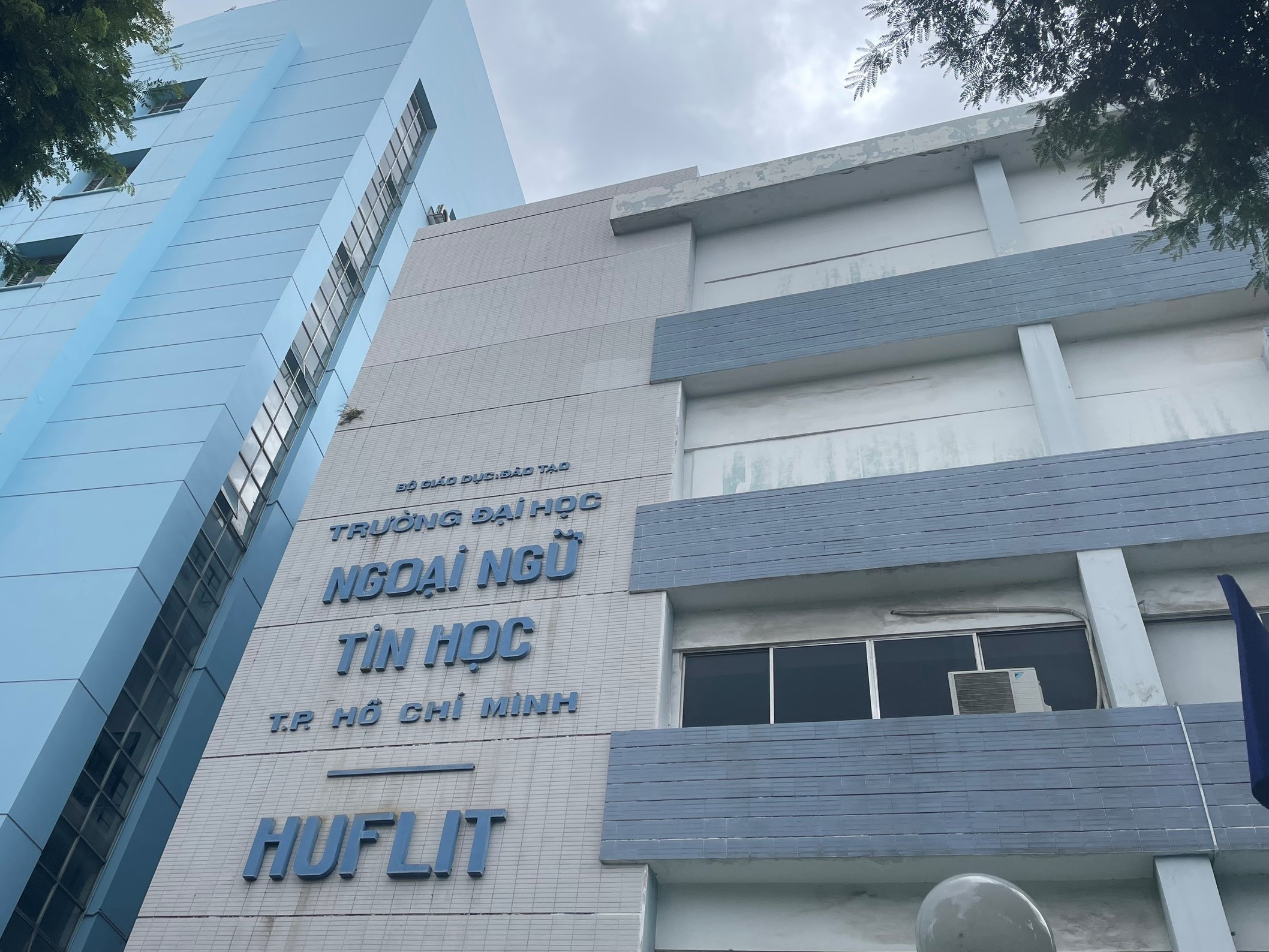 nu sinh tai huflit anh 2