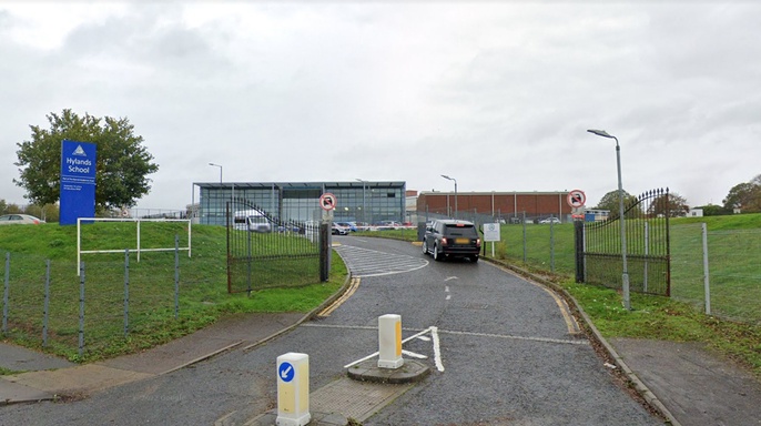 Truong hoc Anh cam hoc sinh dong cham co the hinh anh