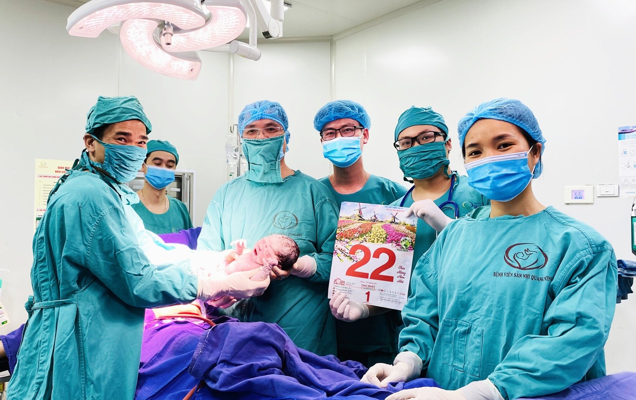 em be dau tien anh 1