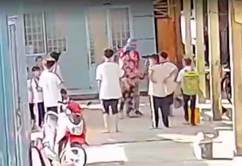 Phu huynh vao truong tat 2 hoc sinh vi mau thuan voi con minh hinh anh