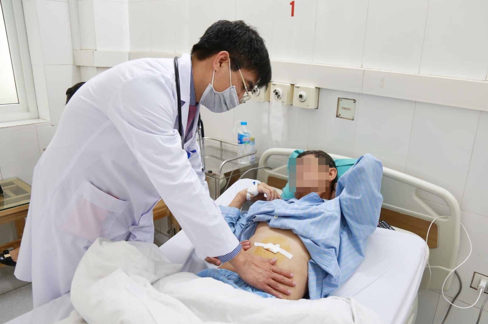 Phat hien bi ap xe gan sau khi dot ngot sut can, sot keo dai hinh anh