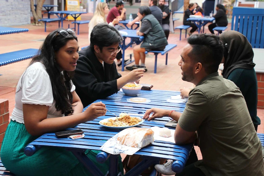 Lua dao xuat hien truoc khung hoang nha o sinh vien tai Australia hinh anh