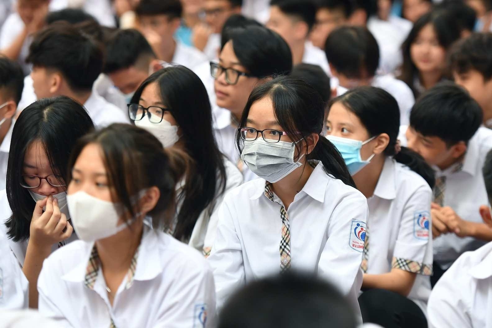 Truong THPT chuyen Ha Noi - Amsterdam khong tuyen sinh he song bang hinh anh