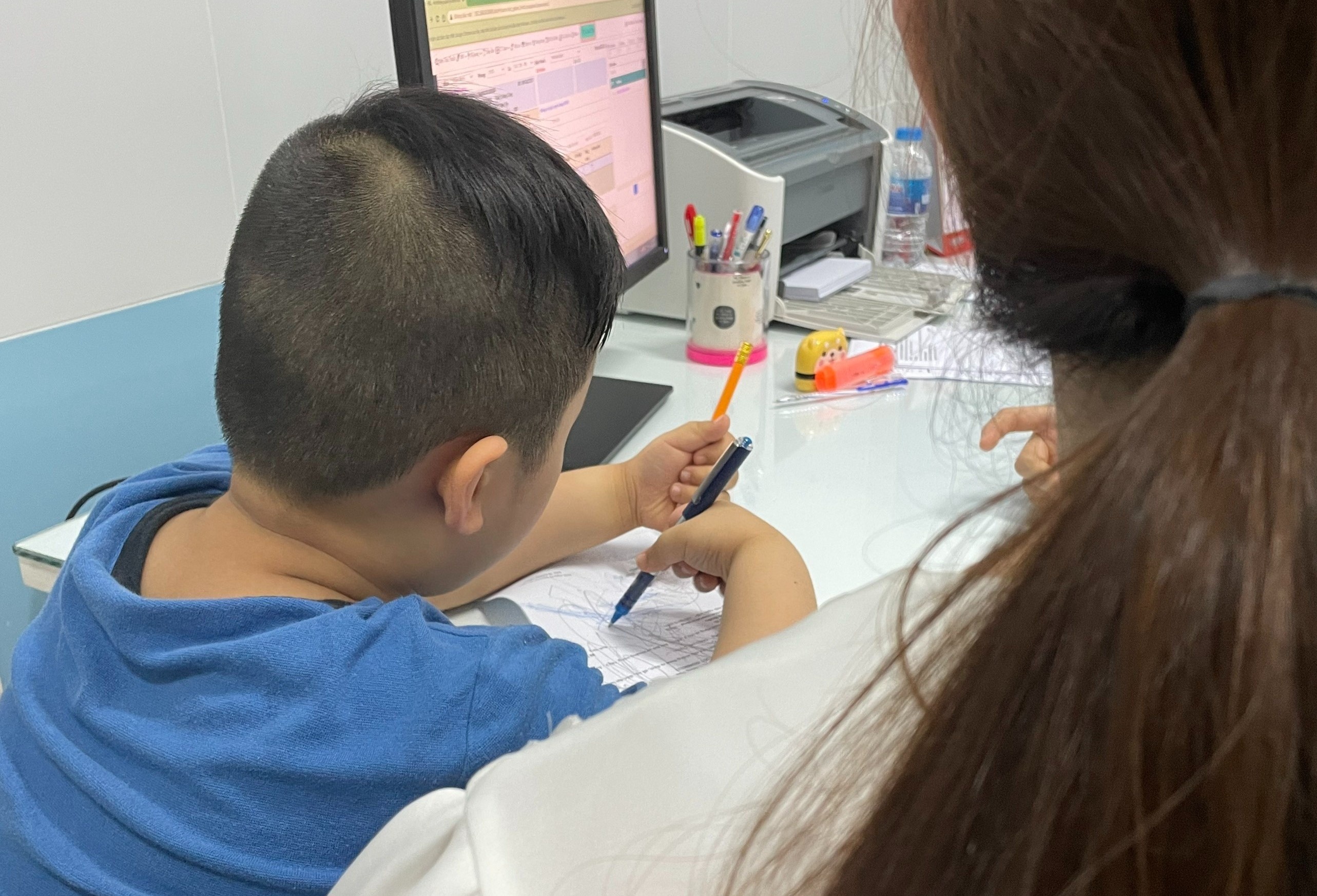 Tre thuong xuyen phan khich la hieu dong hay tang dong? hinh anh