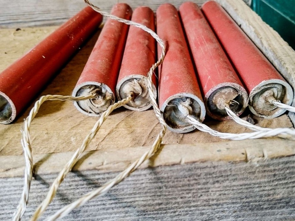 Be trai bi hong mat, tan tat do nghich phao hinh anh