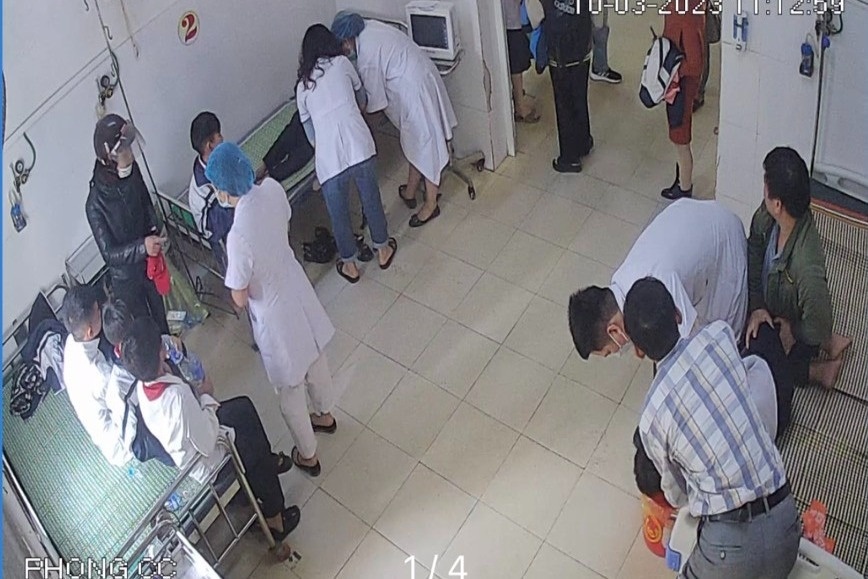 An qua rung o san truong, 11 hoc sinh lop 6 phai di cap cuu hinh anh