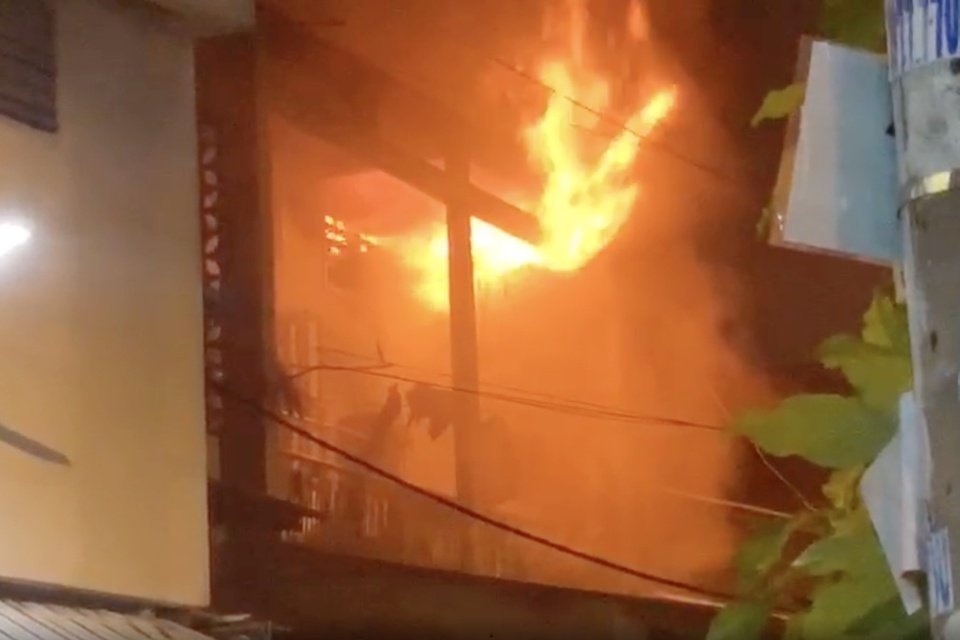 Be trai bi bong ho hap nang do ngat khoi chay nha hinh anh