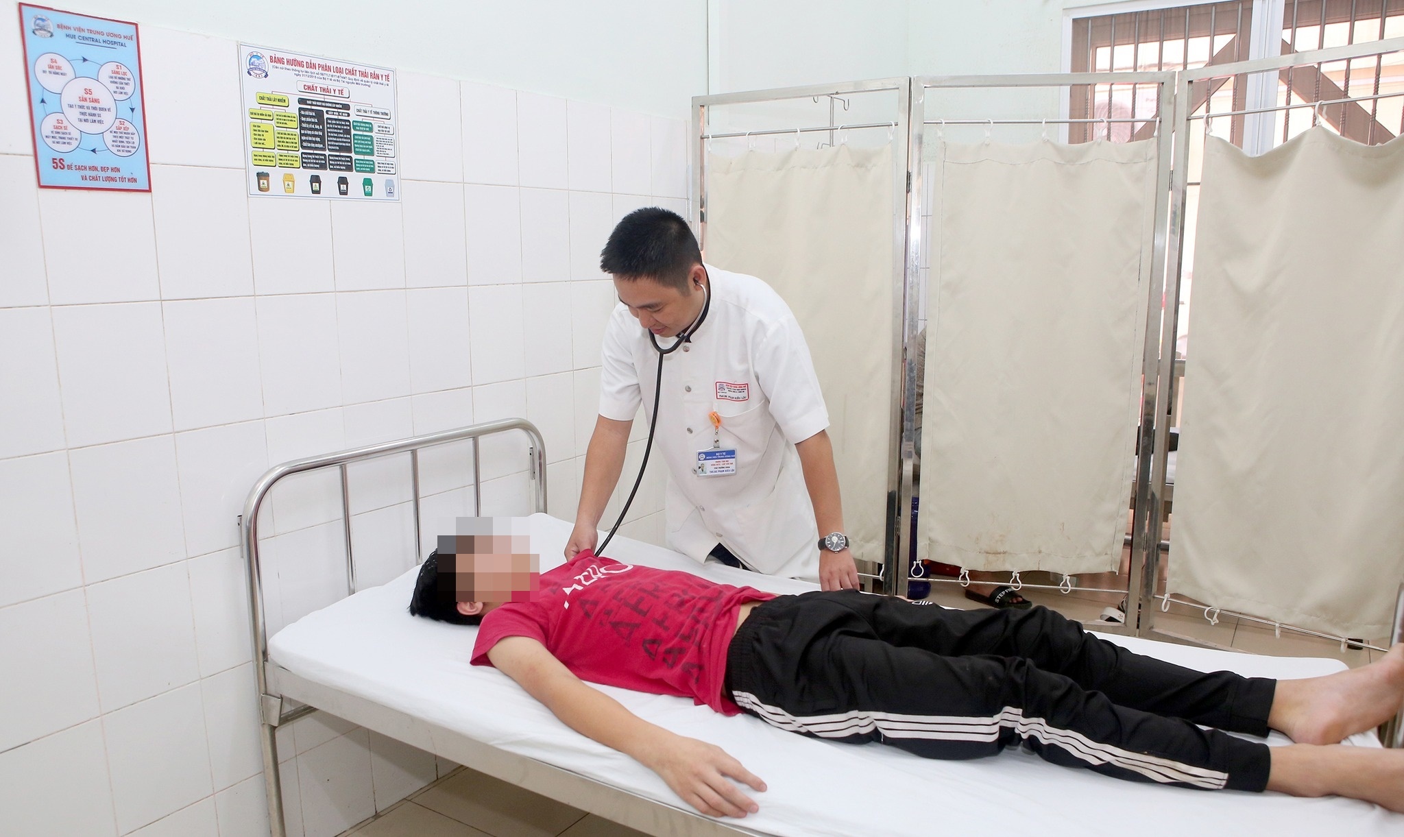 Can benh hiem khien thieu nien 15 tuoi dot ngot dau yeu tu chi hinh anh