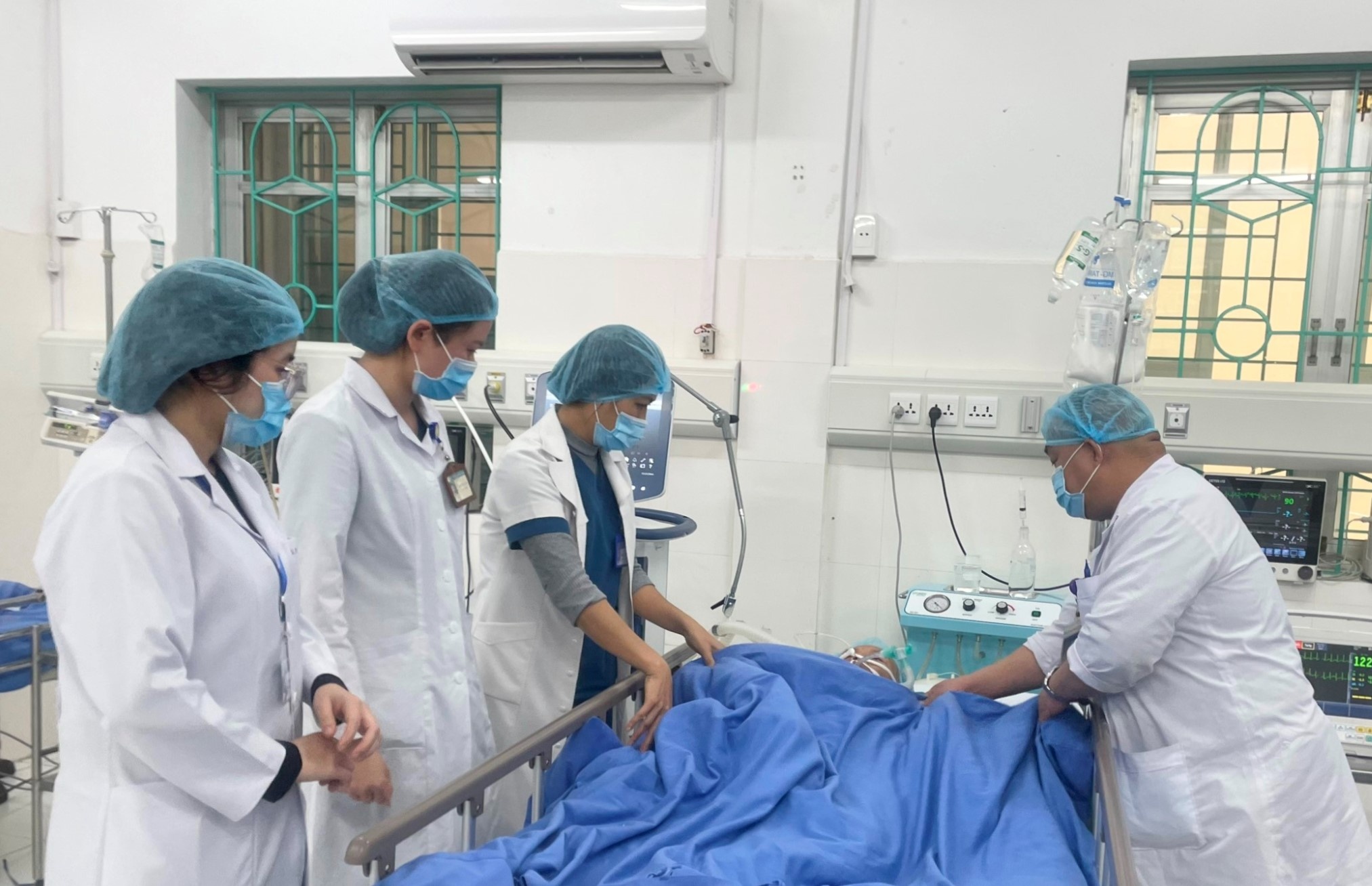 Nguoi dan ong bi hoai tu ruot non vi chu quan khi dau bung hinh anh