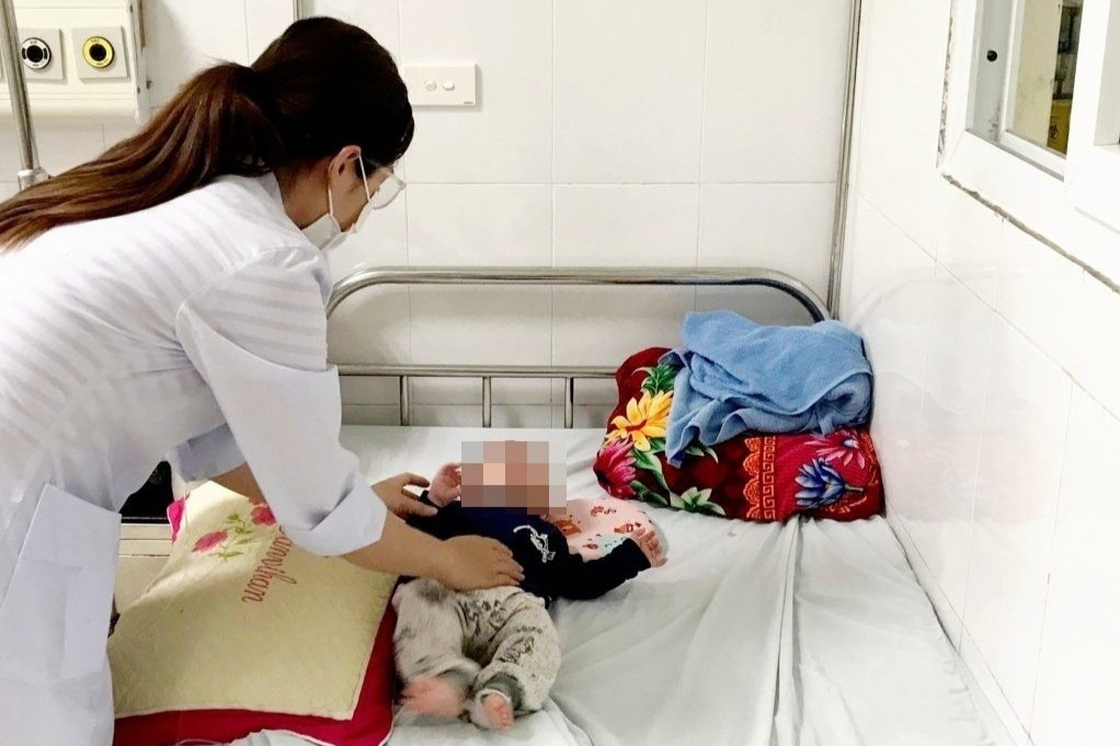 Tre ngo doc do lam dung thuoc ha sot, giam dau Paracetamol hinh anh