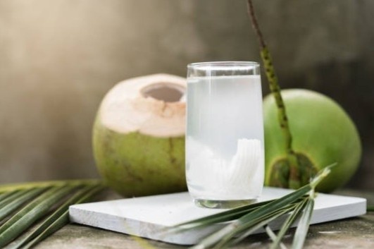 Nhung nguoi nen han che uong nuoc dua hinh anh