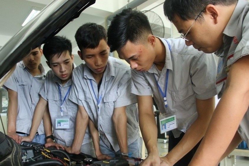 Muon tro thanh dang kiem vien, thi sinh hoc nganh gi? hinh anh