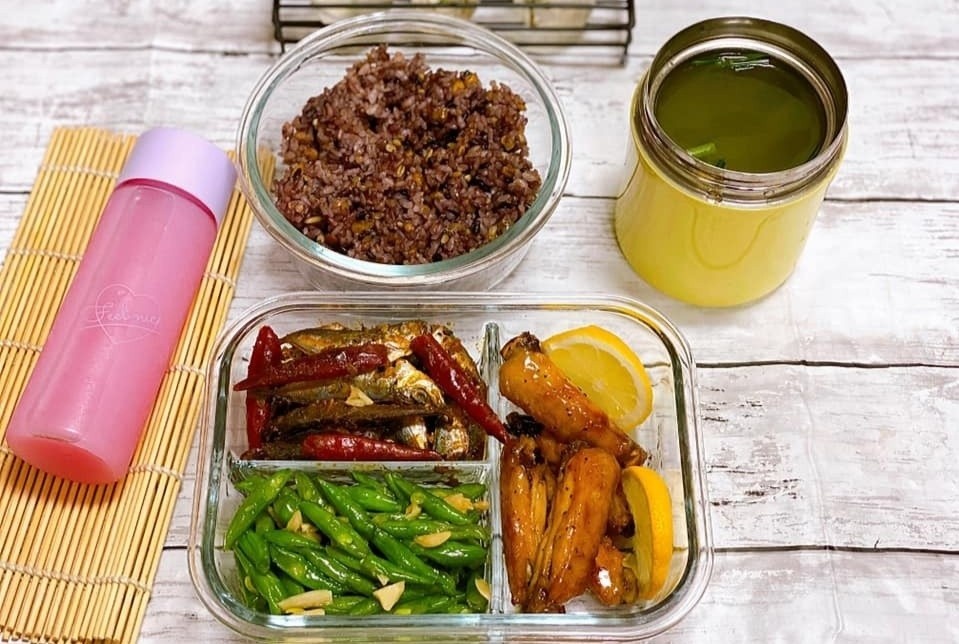 Nhung luu y khi mang com trua len van phong hinh anh