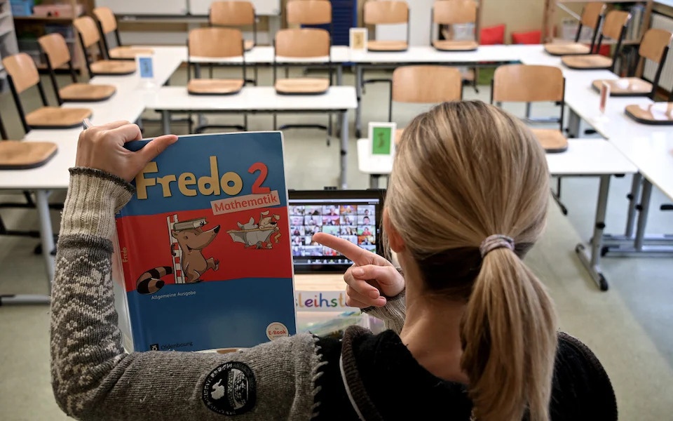 IQ tre em sut giam vi gian cach xa hoi hinh anh